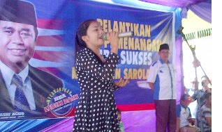Berlangsungnya acara pengukuhan tim pemenangan HBA yang dihibur dengan penampilan Ayudia, kontestan Gerbang KDI asal Sarolangun. 